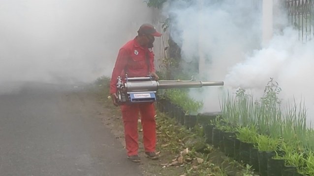 Petugas saat melakukan Fogging di perumahan