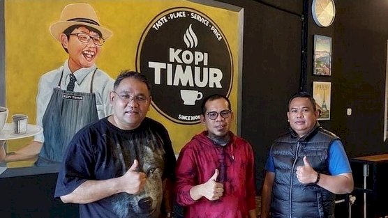 Ketua JMSI Aceh, Hendro Saky (tengah) bersama dengan Ketua Umum JMSI Teguh Santosa (kiri) di Kopi Timur, Pondok Kelapa, Jakarta Timur/Ist