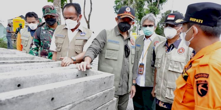 Kepala BNPB Letjen Suharyanto didamping Bupati Lumajang Thoriqul Haq meninjau lokasi relokasi bagi masyarakat terdampak erupsi Gunung Semru/Ist