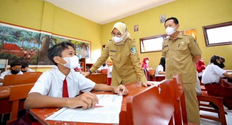 Bupati Ipuk Fiestiandani saat meninjau PTM di SDN 2 Tembokrejo di sela-sela kunjungan kerja di wilayah Muncar/Humas