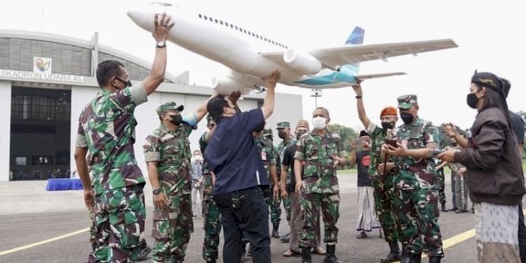 Menteri BUMN Erick Thohir melihat miniatur pesawat Garuda buatan Agus Humaidi santri asal Madura/Net