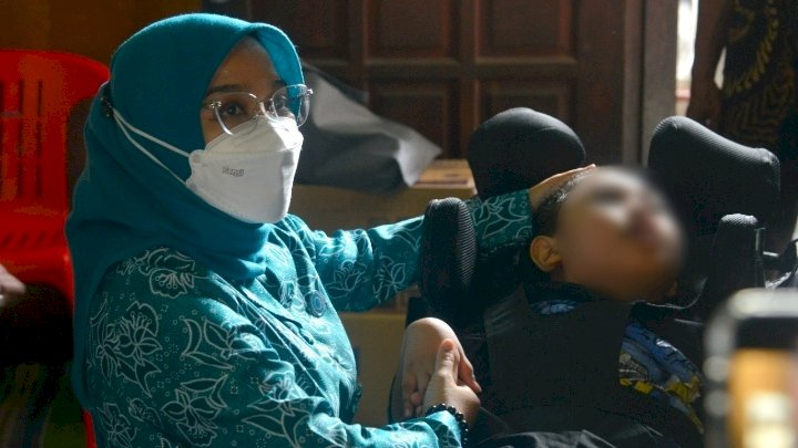 Rini Indriyani menjenguk Moch Aryadava Putra Qidzam/ist