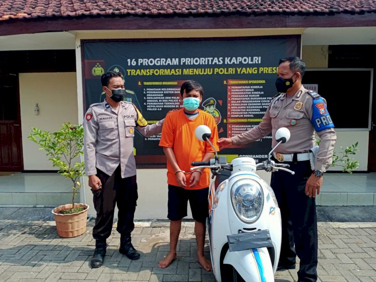 Dodik Kurniawan dan barang bukti sepeda motor hasil curian milik janda