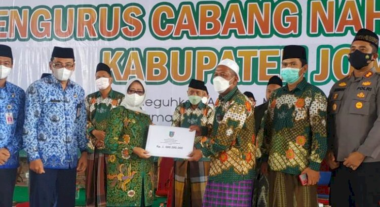 Bupati Jombang Hj Mundjidah Wahab menyerahkan bantuan hibah kepada Ketua PCNU Jombang KH Salmanudin Yazid/RMOLJatim