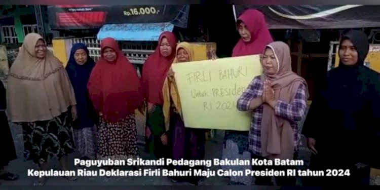 Sejumlah emak-emak di Riau menggelar aksi dukungan bagi Firli Bahuri untuk maju pada Pilpres 2024/Ist