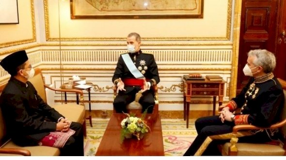 Dubes RI untuk Spanyol, Muhammad Najib (kiri) ketika bertemu dengan Raja Spanyol Felipe VI (tengah)./KBRI Madrid