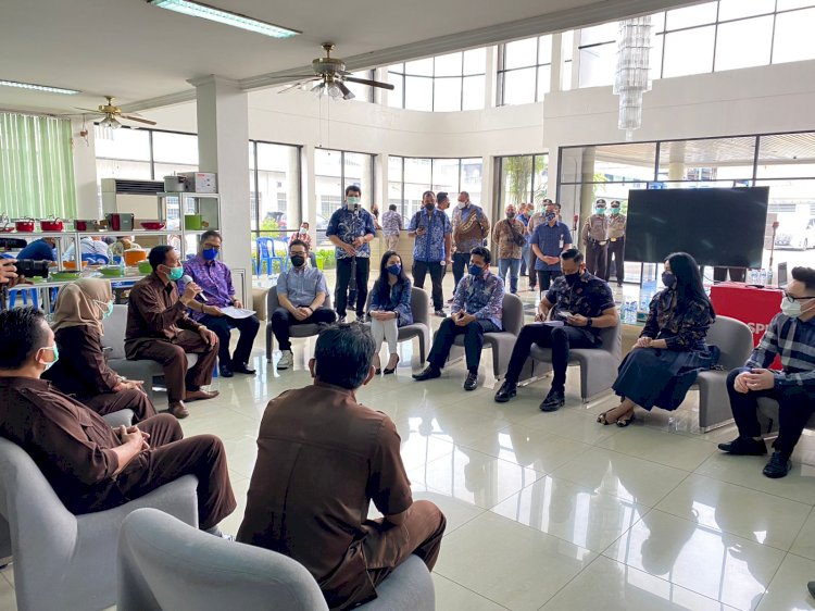 Ketum Partai Demokrat Agus Harimurti Yudhoyono (AHY) saat berdiskusi dengan pekerja