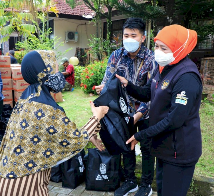 Gubernur Khofifah Indar Parawansa melakukan peninjauan operasi pasar minyak goreng