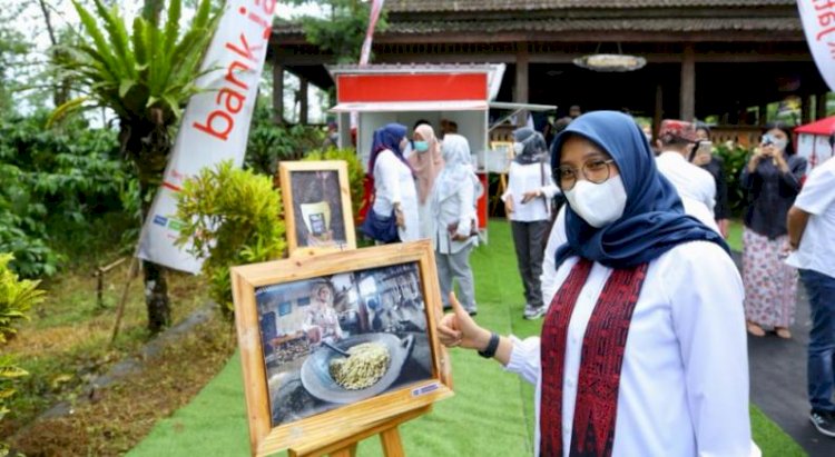 Bupati Banyuwangi Ipuk Fiestiandani berfoto di samping karya pemenang lomba kategori penyajian/humas)