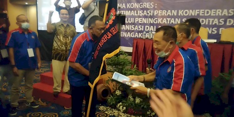 Jumhur Hidayat mencium bendera KSPSI usait terpilih Ketua Umum/RMOL