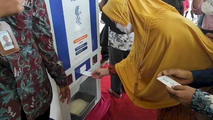 Masyarakat saat mengambil beras dari ATM Beras