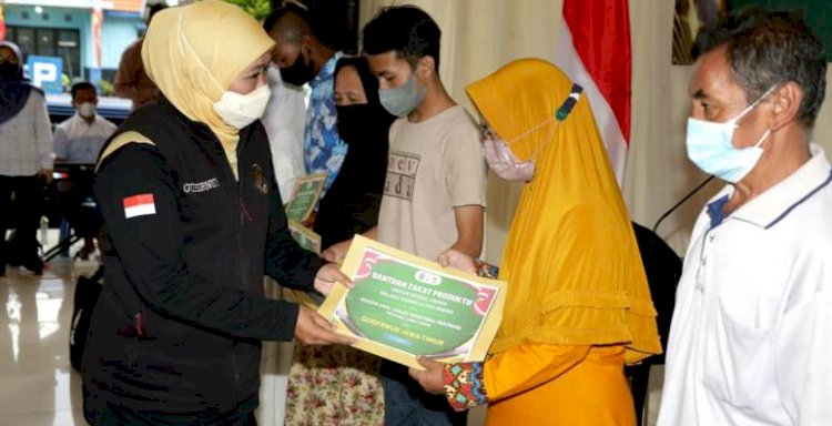 Gubernur Jawa Timur Khofifah Indar Parawansa menyerahkan bantuan modal usaha bagi pengusaha ultra mikro di Mojokerto/RMOLJatim