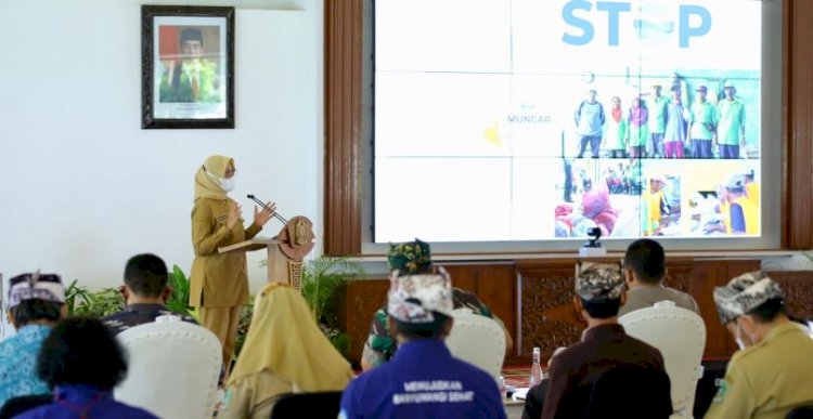 Bupati Ipuk Fiestiandani saat sambutan di acara peluncuran Banyuwangi Hijau di Pendopo Sabha Swagata Blambangan/Humas