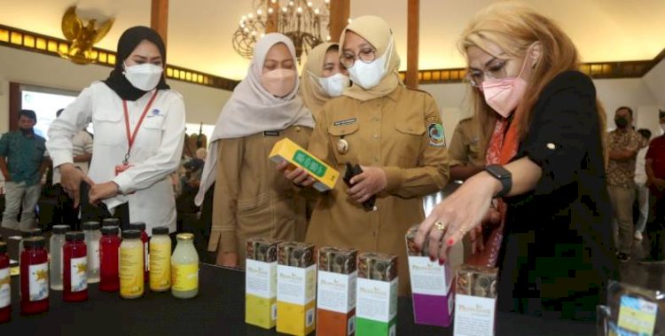 Bupati Bunyuwangi Ipuk Fiestiandani bersama CEO PT BIG Eka Sari Lorena Soerbakti Eka Lorena mengamati produk UMKM/Humas