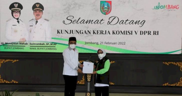 Bupati Jombang Hj Mundjidah Wahab dan Pimpinan Komisi V DPR RI Muhammad Arwani Thomafi dalam kunjungannya di Jombang/RMOLjatim