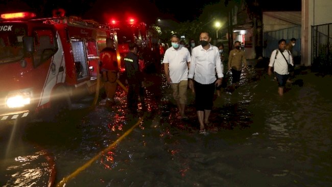 Wali Kota Eri keliling ke sejumlah kawasan di Surabaya untuk mengecek genangan air/ist