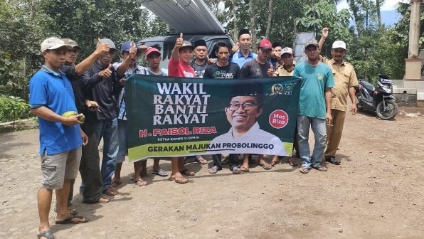 Para warga saat menerima bantuan sarana dari Ketua Komisi VI DPR RI, Faisol Riza. /RMOLJatim