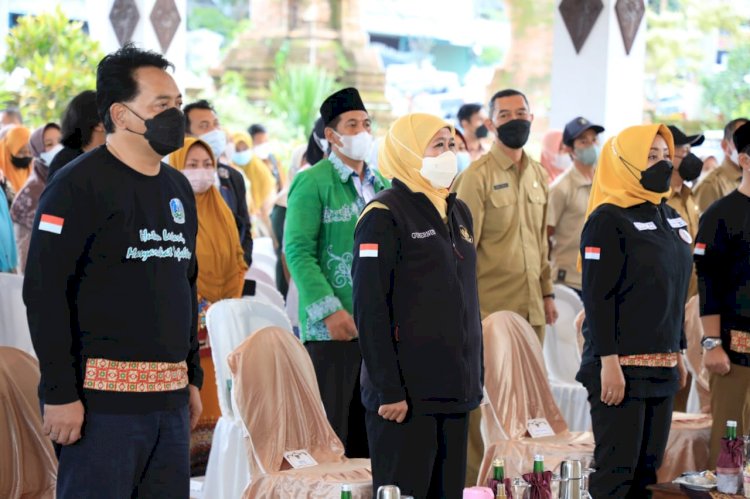 Khofifah usai pelaksanaan vaksinasi booster Covid-19 bagi imam, muadzin, dan marbot Masjid Al-Akbar Surabaya (MAS), di Kantor Gubernur Jatim, Selasa (22/2). 