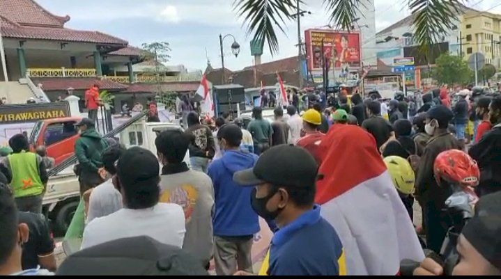 Unjuk rasa rekanan dan pekerja wastafel di depan Pendopo Wahya Wibawagraha Jember, Selasa (22/2)/RMOLJatim