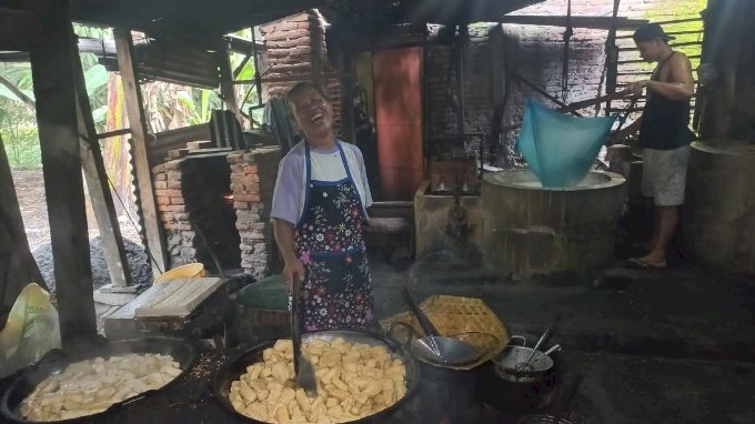Sri Wahyuni pengusaha tahu dengan produksinya di Desa Gelung