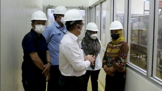 Wali kota Mojokerto Ika Puspitasari (baju coklat) saat mengunjungi pabrik minyak goreng /ist