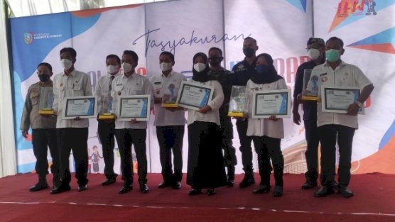 Peringatan HPN PWI Jombang Wabup dan Ketua PWI serah terimahkan anugerah penghargaan desa terbaik