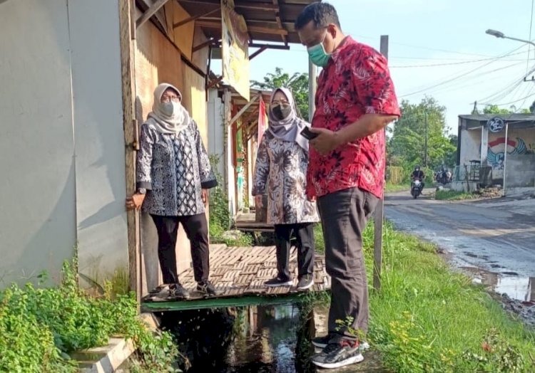 Kabag Pemerintahan dan Camat Sukolilo meninjau bangunan di Jalan Raya Gebang Putih/RMOLJatim