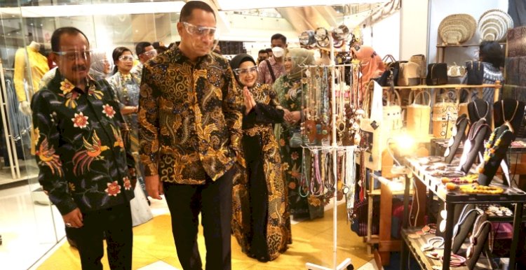 Wali Kota Surabaya Eri Cahyadi dan Wakil Wali Kota Armuji saat meninjau pameran UMKM/Ist