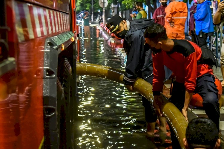 Wali Kota Eri menggunakan selang mobil DPMKP menyedot genangan air hujan/ist