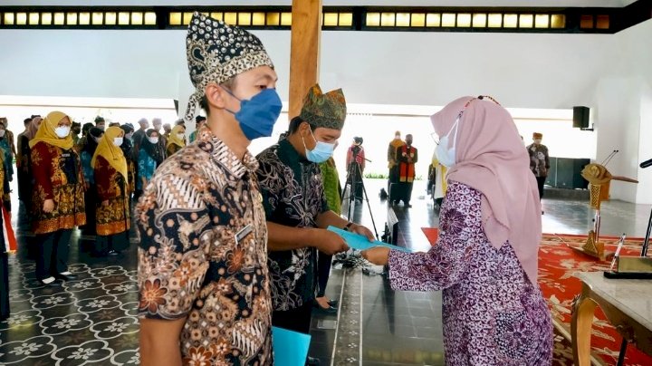Bupati Banyuwangi, Ipuk Fiestiandani menyerahkan SK pengangkatan PNS di pendopo/dok. Humas Pemkab Bwi