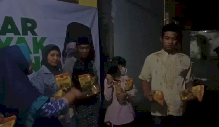 Warga menunjukkan minyak goreng murah yang sudah dibeli di Bazar minyak goreng murah Faisol Riza/RMOLJatim