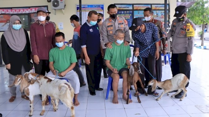 Penyerahan Kambing kepada dua orang mantan ODGJ.