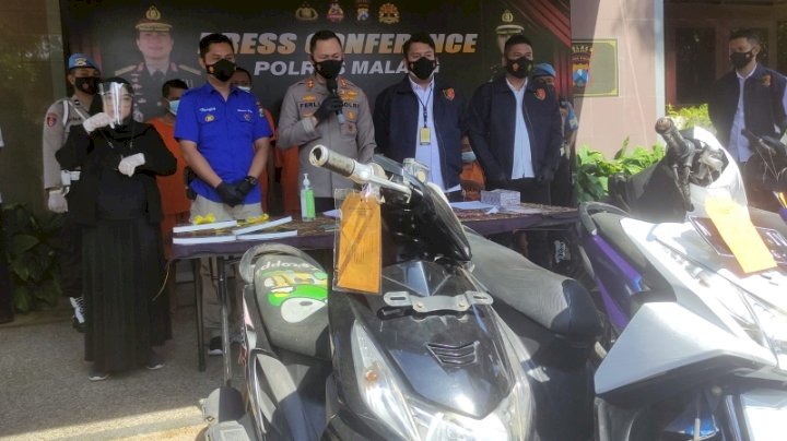 Kapolres Malang, AKBP Ferli Hidayat dan Kasat Reskrim, AKP Donny Kristian Bara'langi saat rilis di Halaman Mapolres Malang/RMOLJatim