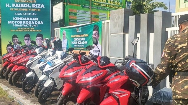 Anggota Banser saat menata motor yang diberikan pada warga NU. /RMOLJatim