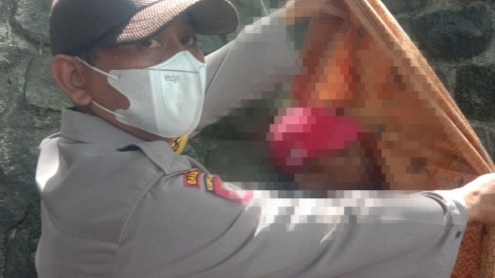 Polisi melakukan olah TKP pada pelaku gantung diri di bawah jembatan Pehnongko.