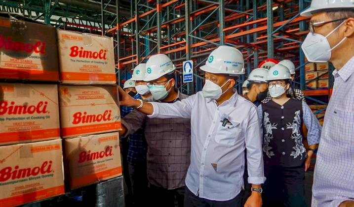 Armuji berkunjung ke produsen minyak goreng di kawasan Jalan Tembaga, Kelurahan Perak Barat, Kecamatan Krembangan/ist