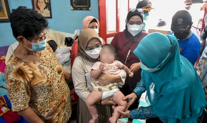 Rini Indriyani menggendong balita penyandang Cerebral Palsy dan Hidrosefalus/ist