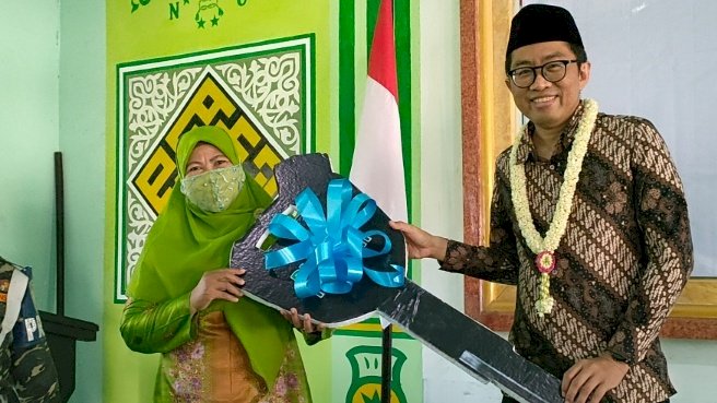 Faisol Riza saat memberikan secara simbolis kontak motor ke Muslimat NU Kabupaten Probolinggo. /RMOLJatim
