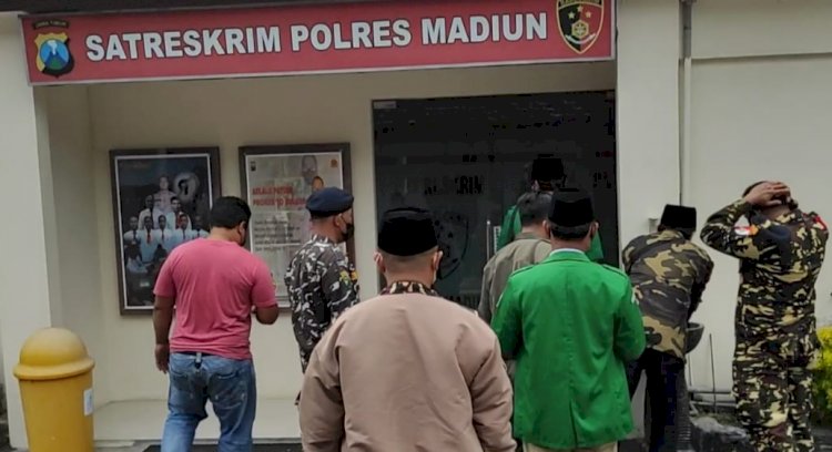 Rombongan GP Ansor saat di Mapolres Madiun melaporkan dugaan ujaran kebencian/Ist