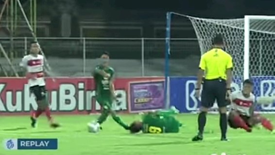 Pemain Persebaya dijegal depan wasit di area pinalti./ Repro