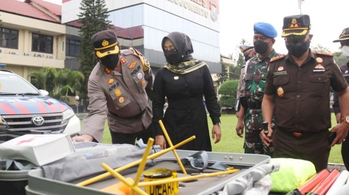 Bupati Mojokerto Ikfina Fahmawati dan Kapolres Mojokerto AKBP Apip Ginanjar serta Forkopimda meninjau kesiapan Kamseltibcarlantas   /ist