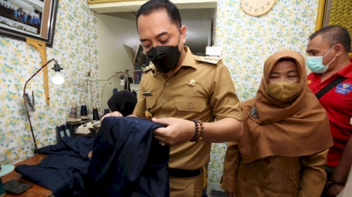 Wali Kota Eri saat meninjau UMKM di daerah kenjeran/RMOLJatim