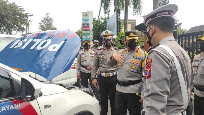 Kapolresta Kediri saat mengecek kendaraan operasional