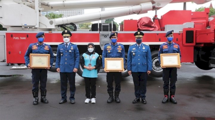 Wali Kota Eri memberikan penghargaan tiga personel Tim Rescue Dinas PMKP/ist