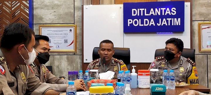 Dirlantas Polda Jatim Kombes Pol Latif Usman memberikan keterangan pers terkait Operasi Keselamatan Semeru 2022/Ist