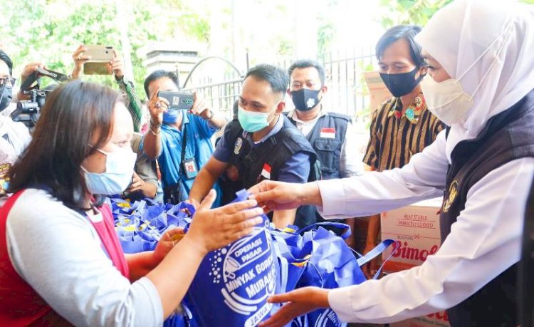 Gubernur Jawa Timur Khofifah Indar Parawansa menyerahkan minyak goring/RMOLjatim