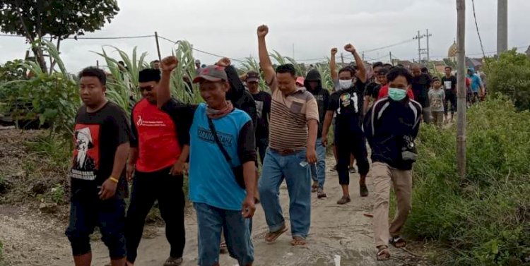 Warga dan ahli waris saat memblokir akses jalan masuk PT SBM di lahan pribadi milik Sarbuning/Rmoljatim