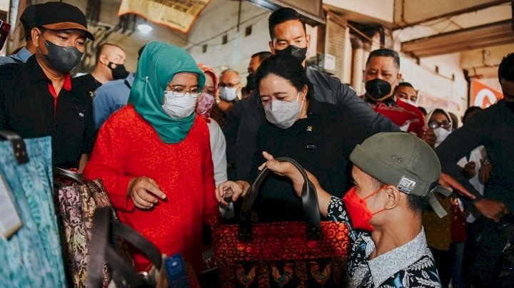 Puan Maharani mendapatkan hadiah tas dari penyandang disabilitas