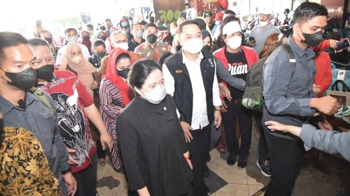 Wali Kota Surabaya Eri Cahyadi mendampingi Ketua DPR RI Puan Maharani saat sidak di pasar Tambahrejo/RMOLJatim