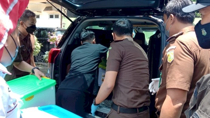 Petugas mengamankan sejumlah box berisi berkas pentingan dari kantor DLH/RMOLJatim